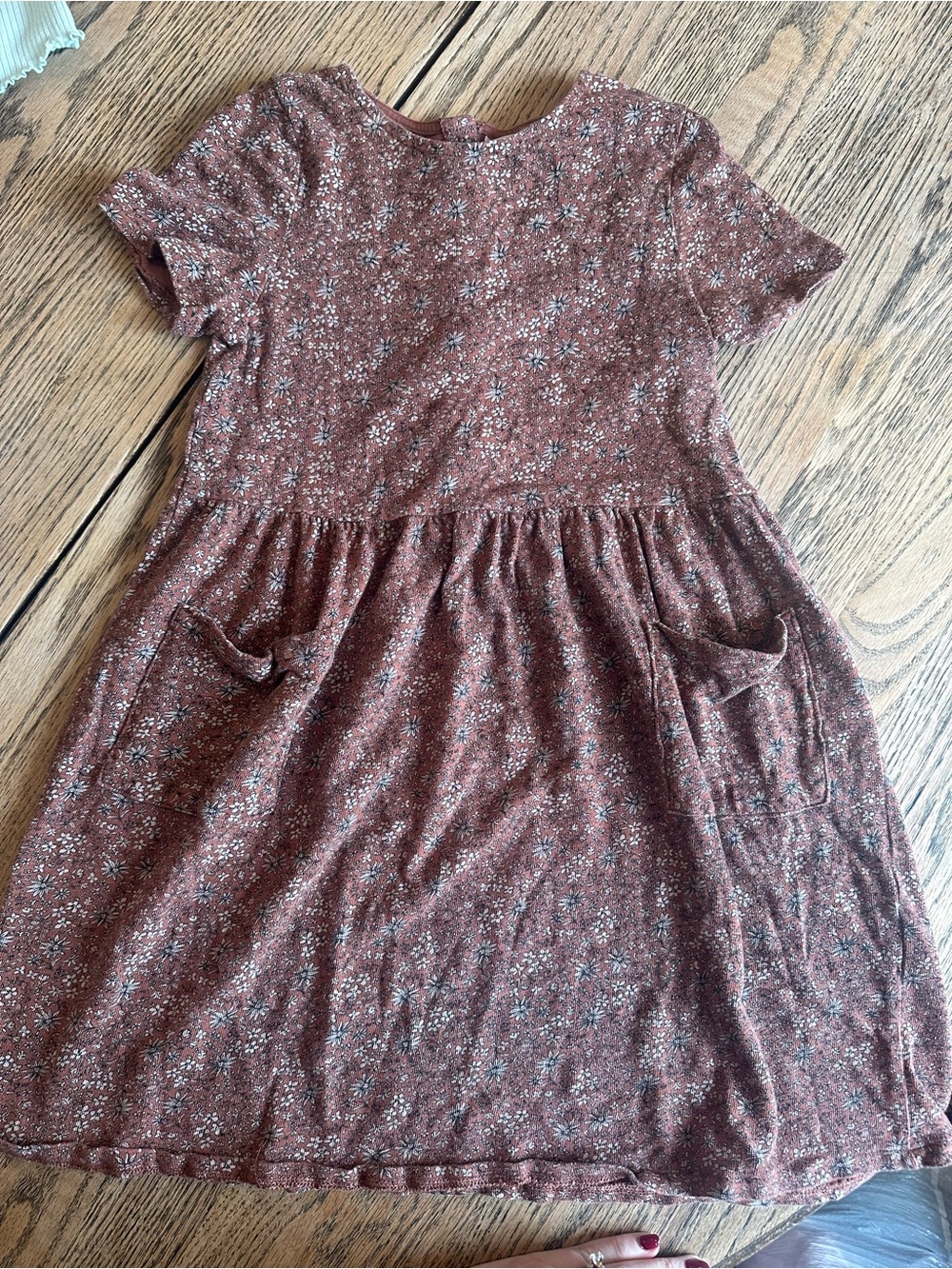 H&M Girls' Floral Short-Sleeve Dress in Rust Brown/wood buttons